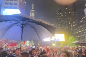 只能用疯狂来形容！尼克斯球迷庆祝胜利时候有多激情？